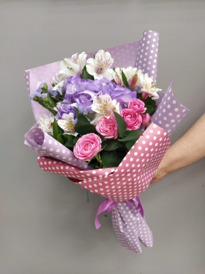 Букет "Ягодный вальс" с небольшой гортензией, кустовой розой и альстромерией арт. 7702