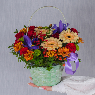 Корзинка "Любимому учителю" с мини-герберами, розами и ирисами арт. 38179