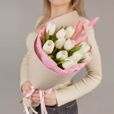 Букет из белых тюльпанов с лагурусом арт. 46462