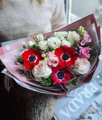 Букет "Робкая надежда" из кустовой и Эквадорской розы, эустомы с анемонами арт. 27805