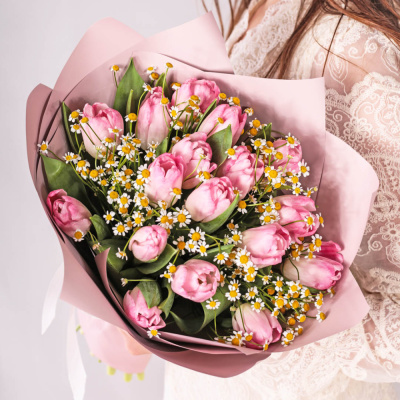 Букет из 15 розовых тюльпанов с ромашками (танацетум) арт. 59901
