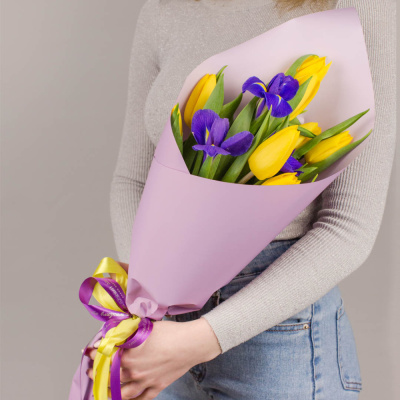 Желтые тюльпаны с ирисами. Небольшой букет. арт. 46329
