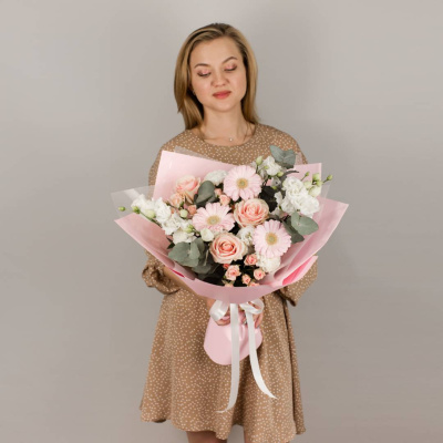 Букет с розами, мини-герберами, эустомой "Очарование" арт. 50477