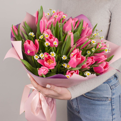 Букеты из тюльпанов с ромашками нежно розовый для мамы и дочки арт. 46337