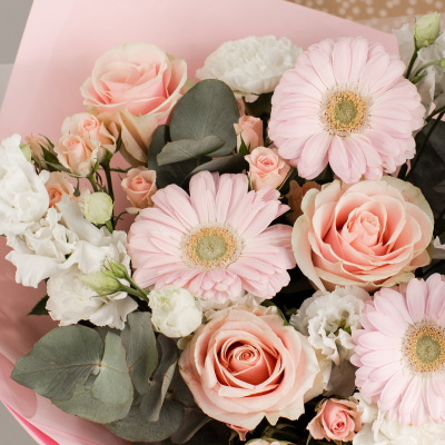 Букет с розами, мини-герберами, эустомой "Очарование" арт. 50477