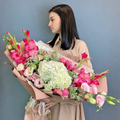 Букет с гладиолусами и гортензией арт. 67001