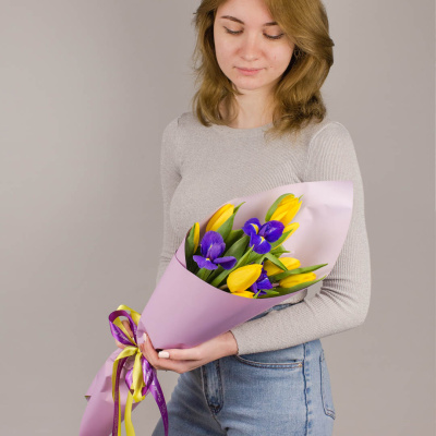 Желтые тюльпаны с ирисами. Небольшой букет. арт. 46329