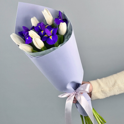 Букет 7 белых тюльпанов и 4 ириса. Небольшой букет. арт. 46455