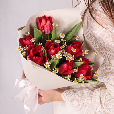 Небольшой букет из красных тюльпанов с ромашками арт. 46336