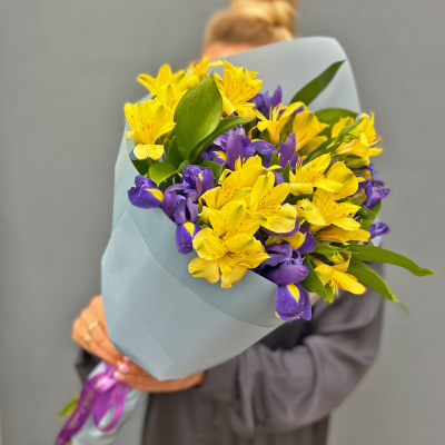 Букет "Ириска" с альстромерией и ирисами арт. 27802