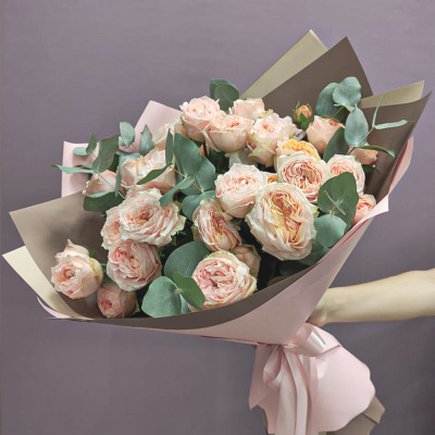 Букет из 9 кустовых пионовидных персиковых роз с эвкалиптом арт. 45354