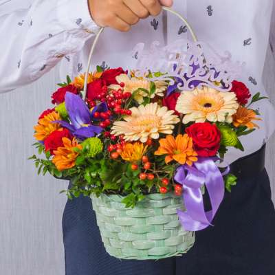 Корзинка "Любимому учителю" с мини-герберами, розами и ирисами арт. 38179