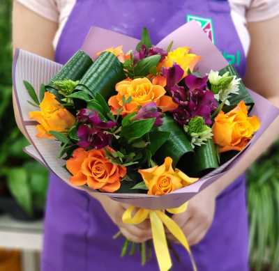 Букет "Лучики солнца" из кенийской розы и альстромерии. арт. 7132