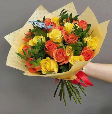 Букет из 25 Кенийских оранжевых и желтых роз с бабочкой арт. 80552