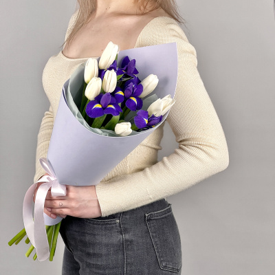 Букет 7 белых тюльпанов и 4 ириса. Небольшой букет. арт. 46455