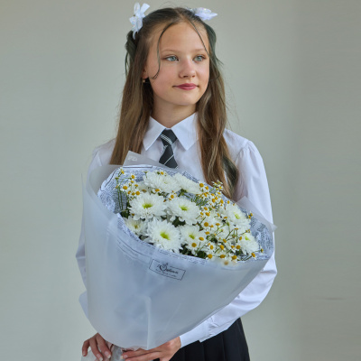 Букет школьный с хризантемой и танацетумом ромашками арт. 84569