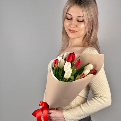 Букет из 15 красно-белых тюльпанов в упаковке арт.  59900