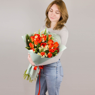 Букет из 19 ярких красных тюльпанов с ромашками арт. 46334