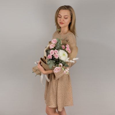 Букет из одноголовой хризантемы с розами и эвкалиптом арт. 50447
