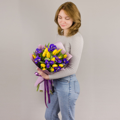 Букет желтых тюльпанов с ирисами арт. 46172