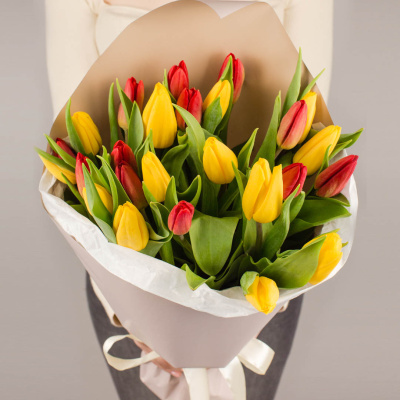 Букет из 25 красно-желтых тюльпанов арт. 46175