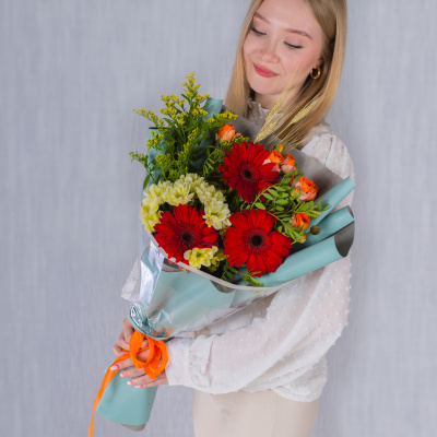 Букет "Осенний уют" с герберой, кустовой хризантемой и розой арт. 38376