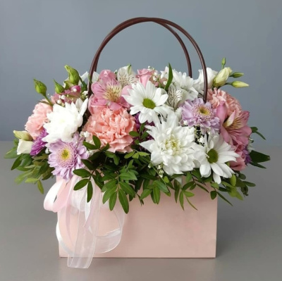 Сумочка с живыми цветами "Нежная" в розовой гамме из кустовой хризантемы, розы, эустомы арт. 5514