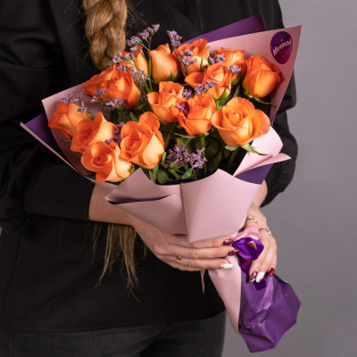 Букет из Кенийских оранжевых роз с лимониумом арт. 28447-Л