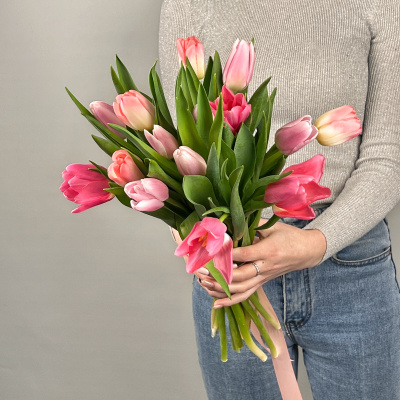 Тюльпаны розовый микс 15 шт. с лентой (без упаковки) арт. 28774
