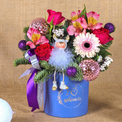 Коробка новогодняя с еловыми ветками и цветами Волшебный сон N 72249