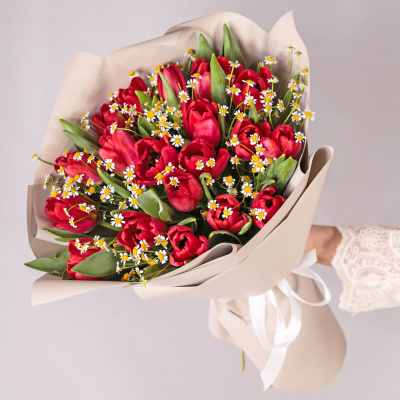 Букеты из красных тюльпанов с ромашками для мамы и дочки арт. 59874