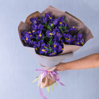 Букет из Ирисов с зеленью в упаковке арт. 35833