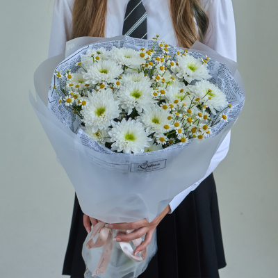 Букет школьный с хризантемой и танацетумом ромашками арт. 84569