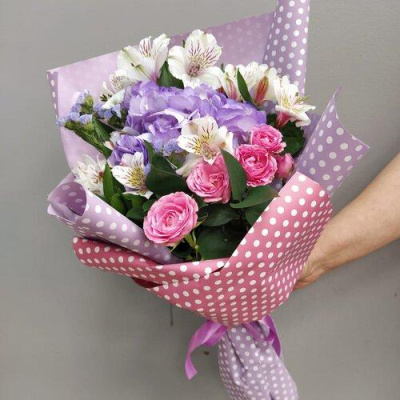 Букет "Ягодный вальс" с небольшой гортензией, кустовой розой и альстромерией арт. 7702