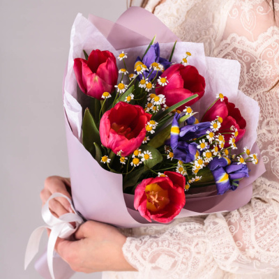 Небольшой букет из малиновых тюльпанов с ирисами и ромашками арт. 59876
