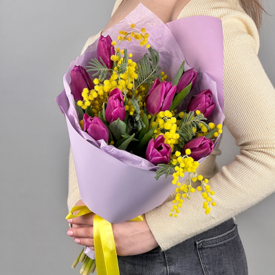 Фиолетовые тюльпаны с мимозой букет арт. 46459