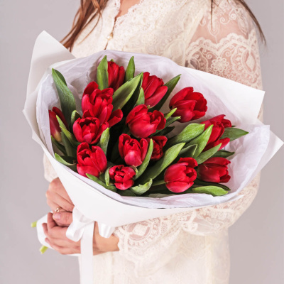 Букет из 15 красных тюльпанов в упаковке арт. 59900-Кр