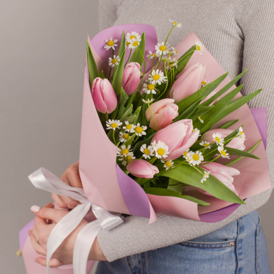 Романтичный букет из розовых тюльпанов с ромашками арт. 46336