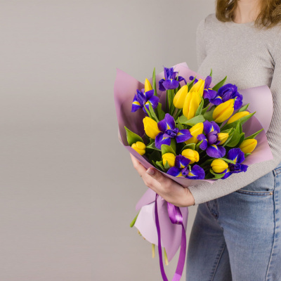 Букет желтых тюльпанов с ирисами арт. 46172