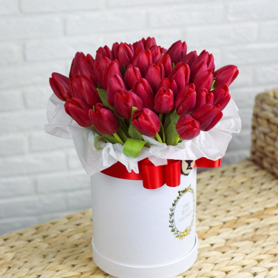 Коробка с красными тюльпанами 41 шт. (красный) арт. 46096