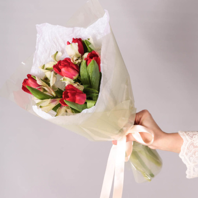 Букет из 5 красных тюльпанов с альстромерией арт. 59894