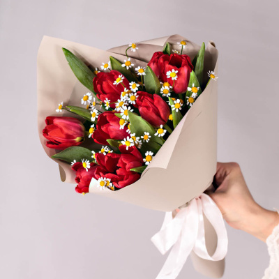 Небольшой букет из красных тюльпанов с ромашками арт. 46336