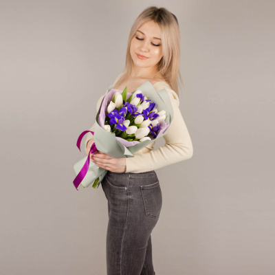 Букет 19 белых тюльпанов с ирисами арт. 46457