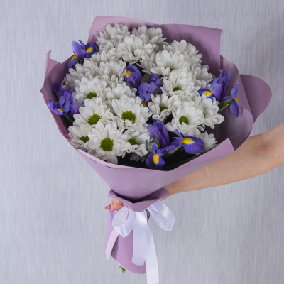 Букет из хризантемы-ромашки и ирисов арт. 36203
