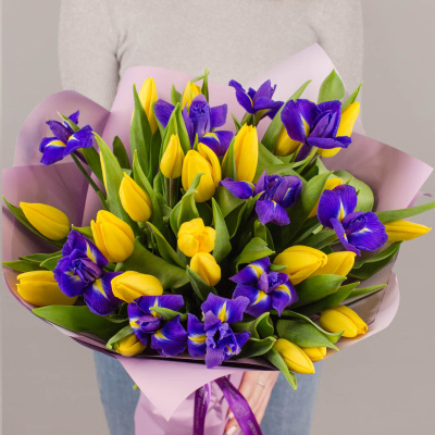 25 желтых тюльпанов с ирисами арт. 5507