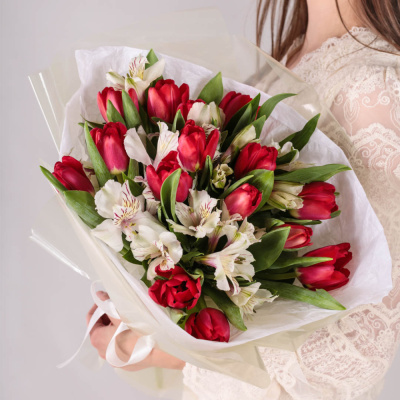 Букет из тюльпанов с альстромерией арт. 46173