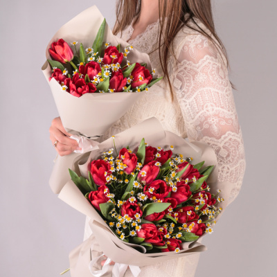 Букеты из красных тюльпанов с ромашками для мамы и дочки арт. 59874