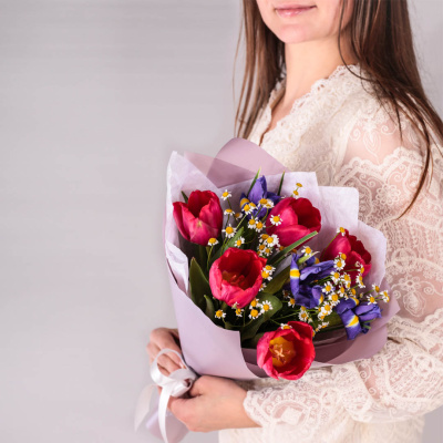 Букеты из тюльпанов с ирисами и ромашками для мамы и дочки арт. 59878