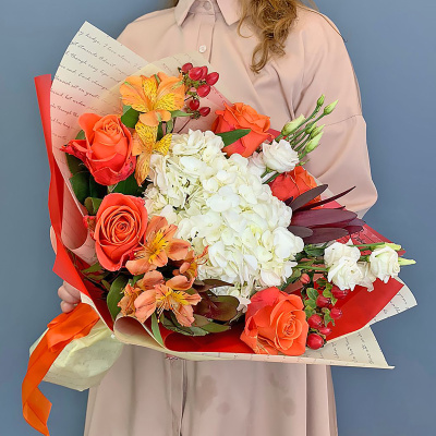 Букет с гортензией и розами оранжевый N 70983