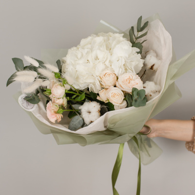 Букет из гортензии и пионовидных роз с эвкалиптом арт. арт. 50473